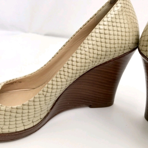 Cole Haan Beige Snake Skin Pattern Peep Toe Wedge Sandal Shoes Size 7B - Picture 5 of 12